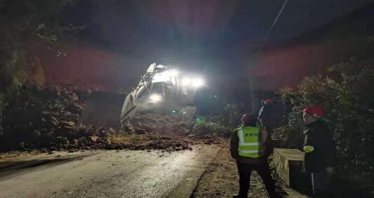 常德路桥集团广西ｓ303怀宝至怀江界公路项目部开展九项口道路边坡塌方抢险(图4)